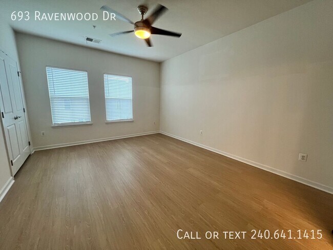Building Photo - 693 Ravenwood Dr