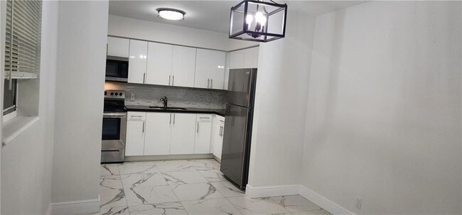 Building Photo - $2,350MONTHLY;900 SW 11TH ST #3 HALLENDALE...