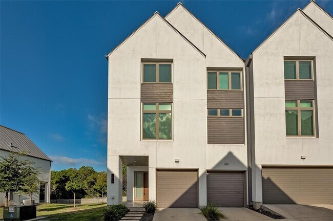 Building Photo - 2518 Sutherland St
