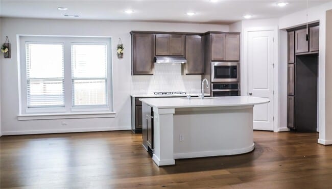 Building Photo - 112 Rosebush Dr