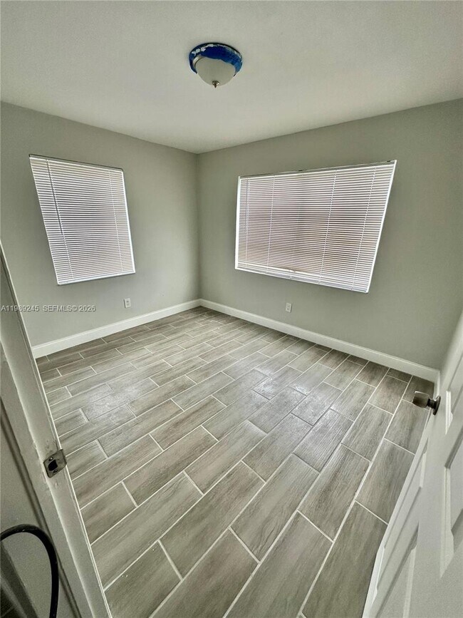 Building Photo - 2600 NE 8th Ave