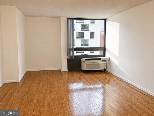Building Photo - 241 S 6th St