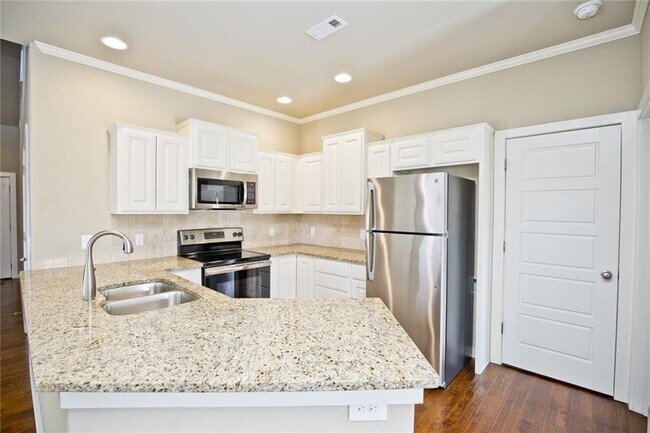 Building Photo - 2304 SW Juniper Ave