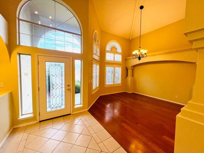 Building Photo - Stunning 4 bedroom, 3 bath home in West El...
