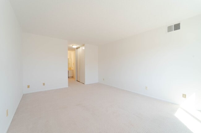 Building Photo - 8370 Greensboro Dr