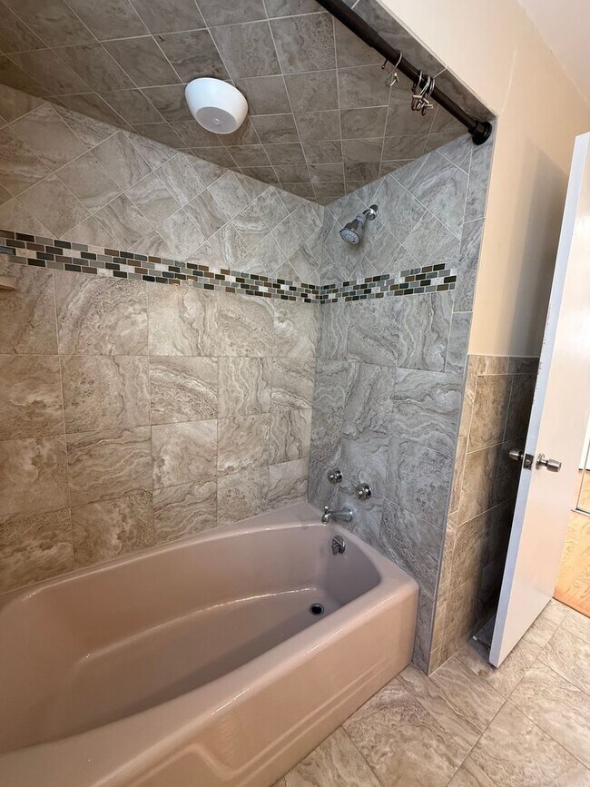 Building Photo - 8604 W Carmen Ave