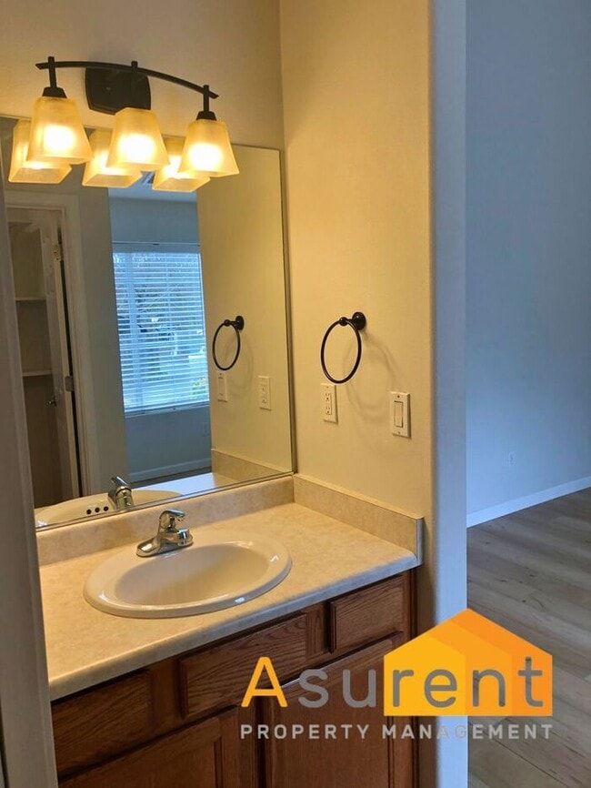 Building Photo - Wont Last Long---- 3 bed 2 Bath fenced back yard