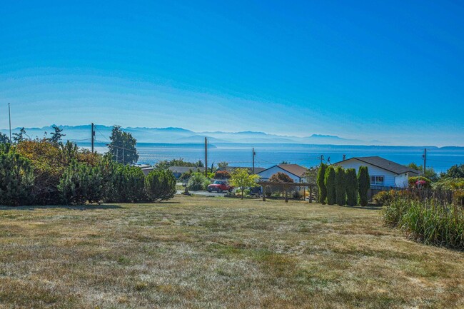 Building Photo - Lovely Mid-Island Home Available August 19th!