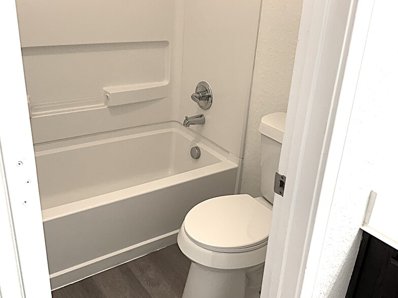 Building Photo - 736 Community Dr