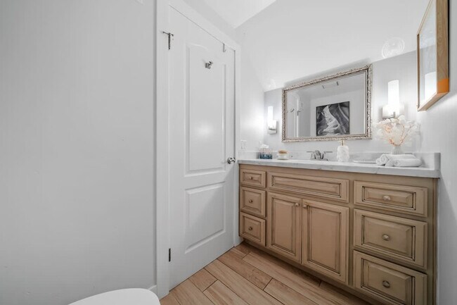 Building Photo - 9737 Benavente Pl