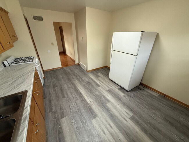 Building Photo - 5295 N Mohawk Ave