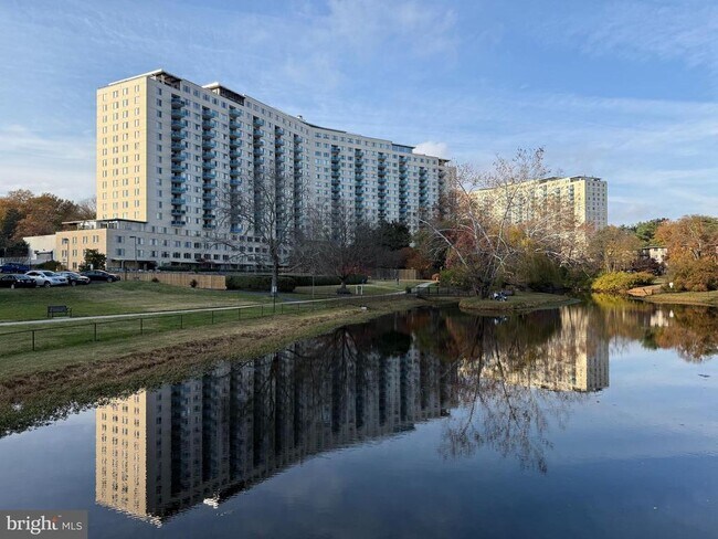 Building Photo - 10401 Grosvenor Pl