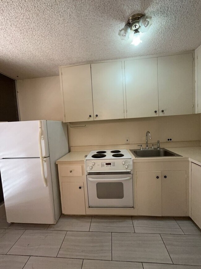 Building Photo - 2 bedroom, 1 bath, 1 parking for $1850/month!