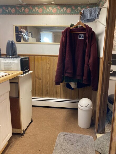 Excellent baseboard, heat clothing pole - 764 Lenore Ln