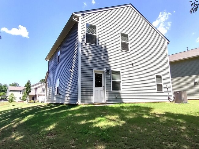 Building Photo - Beautiful Home located in the Starmount Co...