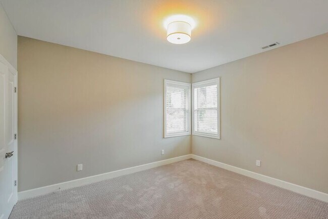 Building Photo - 307 NW Meridian Ridge Ct