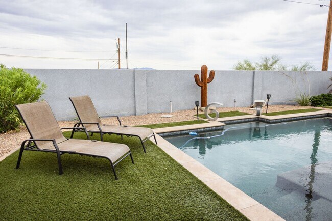 Building Photo - 3 BEDROOM 2 BATH 2 CAR GARAGE POOL HOME W/...