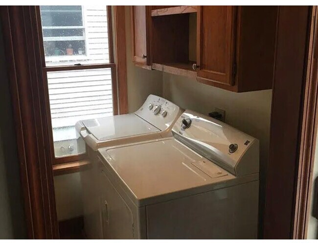 Building Photo - 87 Van Zandt Ave