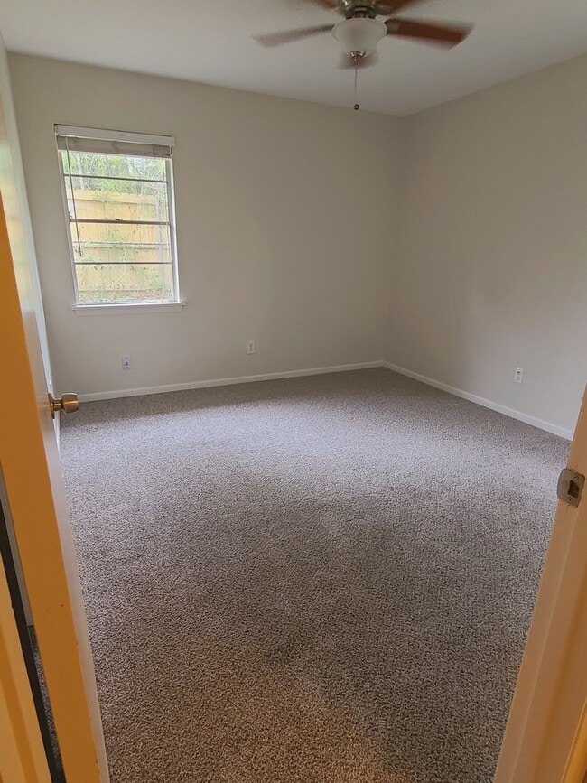 Building Photo - 3 Bedroom Mid-Century Rental