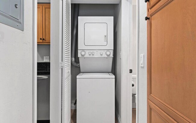 Building Photo - $2,400 - 1 Bed / 1 Bath Charming Condo in Hillcrest