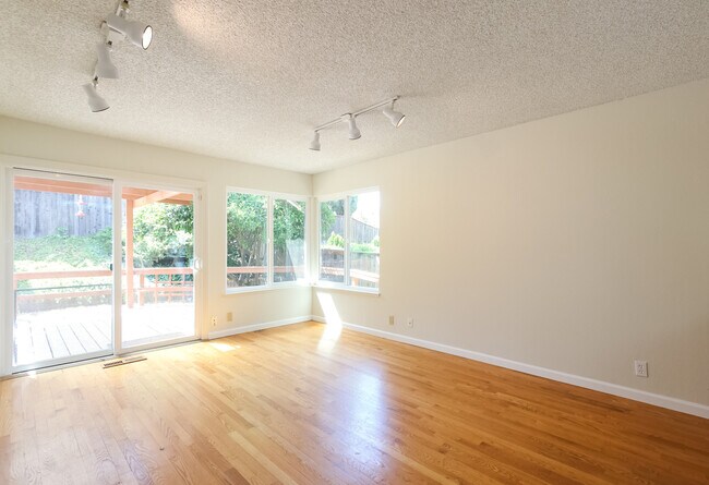 Building Photo - 3 bedroom 2 bath home on a corner Lot