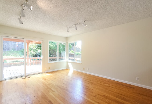 Building Photo - 3 bedroom Home on a corner Lot