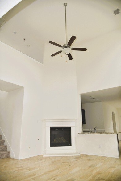 Building Photo - 1405 Acmite Ave