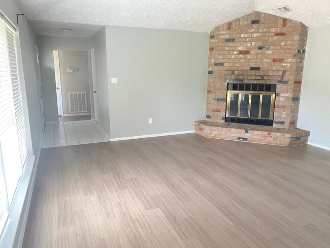Building Photo - MAKE THE SMART MOVE TO SOMMERALL