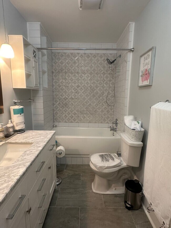 Building Photo - 3 bedroom 2 bath beautiful home with tons of character!