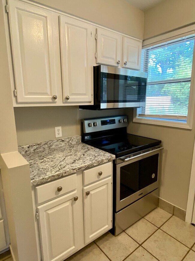 Building Photo - 3 bed, 1 bath in Colonial Acres near Quince and Colonial