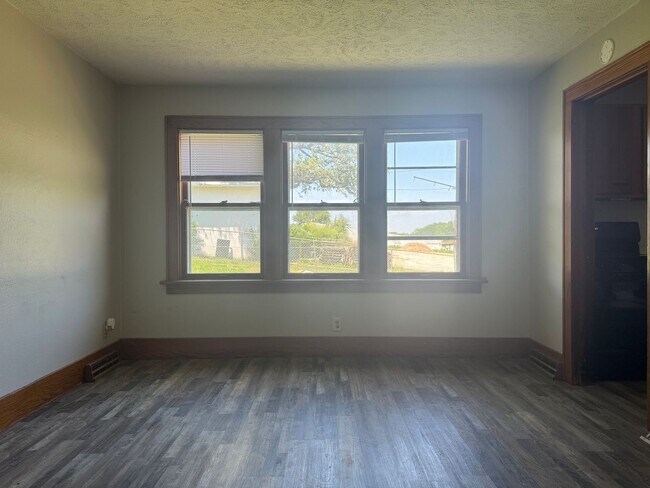 Building Photo - Spacious 4-Bedroom Rental with 2-Car Garage and Optional Shop
