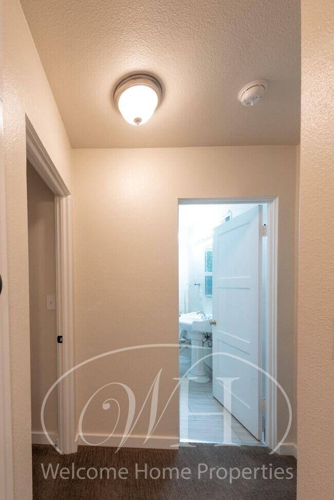 Building Photo - Remodeled Single-Family Home Close to Whit...