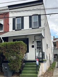 Building Photo - Renovated 3 Bedroom Row Home Available Now!