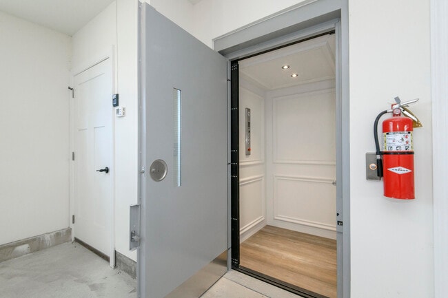 Building Photo - 208 Grand Ave