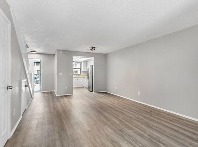 Building Photo - 2820 S Pines Dr