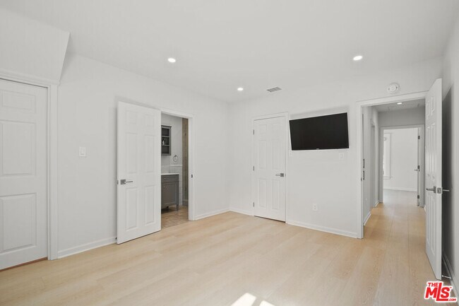 Building Photo - 619 Westmount Dr