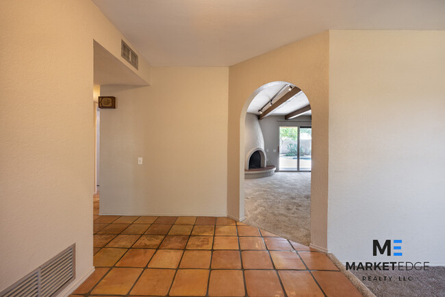 Building Photo - 4Bed/2.5Bath Home at 56th/Cactus! $399 MOV...