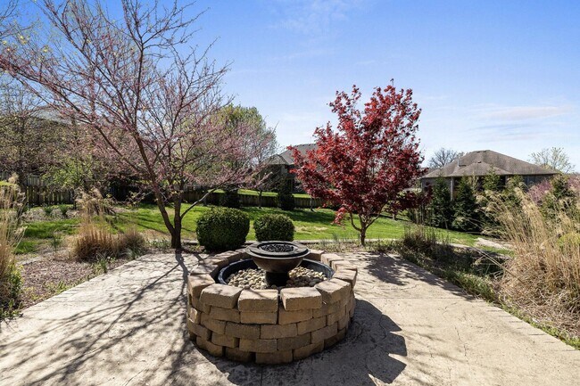 Building Photo - 5 Bedroom Dream Home!