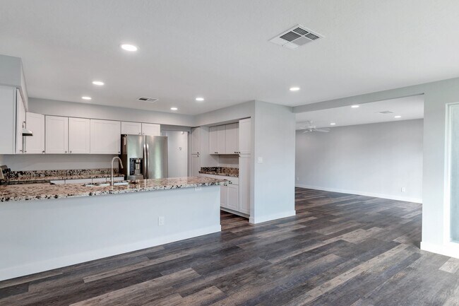 Building Photo - Huge house remodeled and close to ASU.  Pool and Turf in the yard