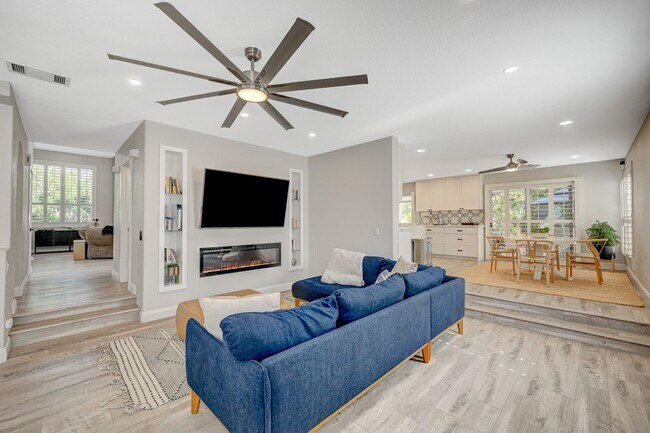 Building Photo - 4 Bedroom Contemporary Furnished-Renovated...