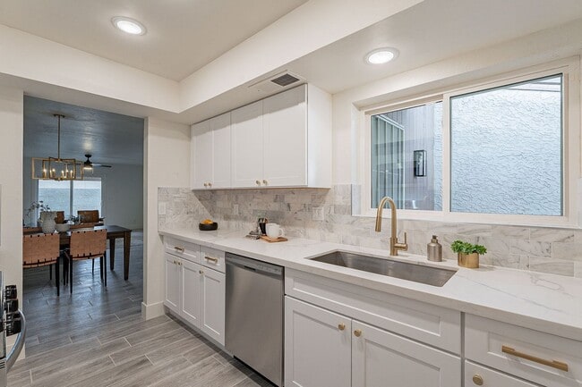 Building Photo - Fresh & Clean Townhome in North Phx!