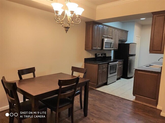Building Photo - 2255 Braeswood Park Dr