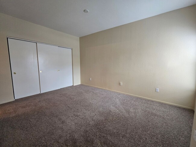 Building Photo - A Charming 3 Bedroom upstairs unit in NW L...