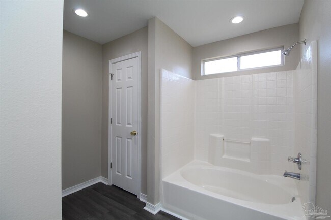 Building Photo - 608 Reservation Ave