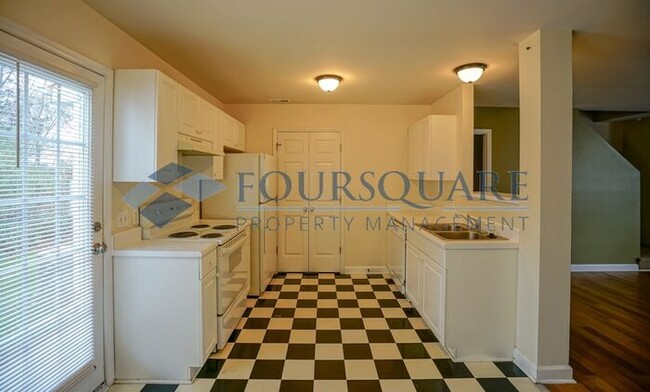 Building Photo - Townhome | 2nd Bedroom Features an En-Suit...