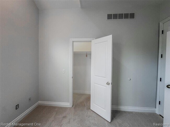 Building Photo - 5742 Putnam Dr