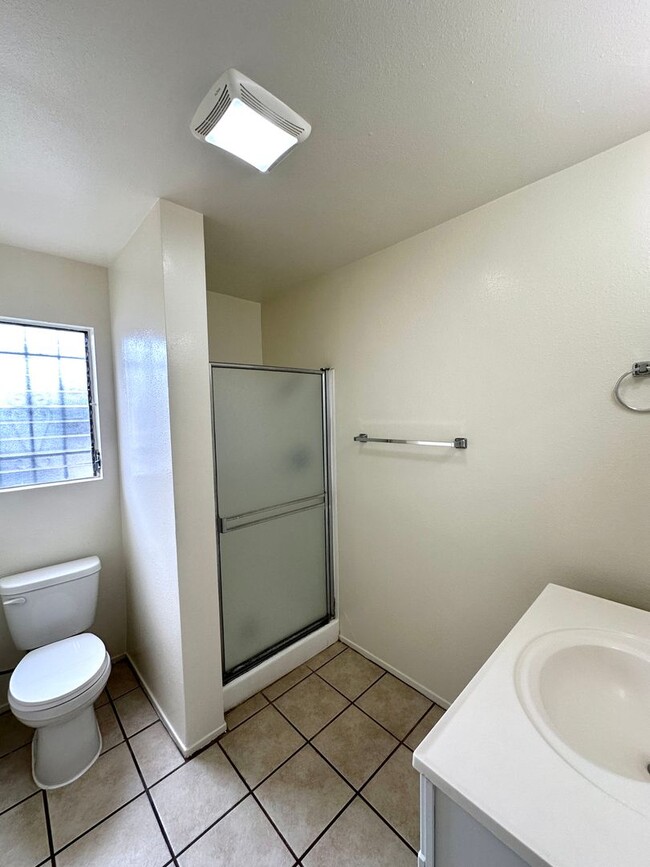 Building Photo - Lower Level Rose Park 3 Bedroom Apt With P...