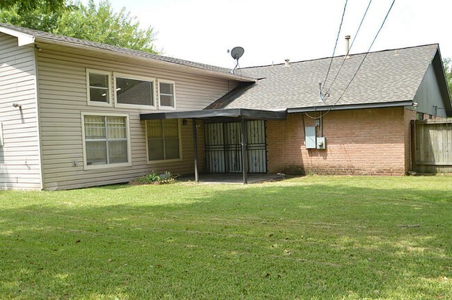 Building Photo - 12027 Hillcroft St