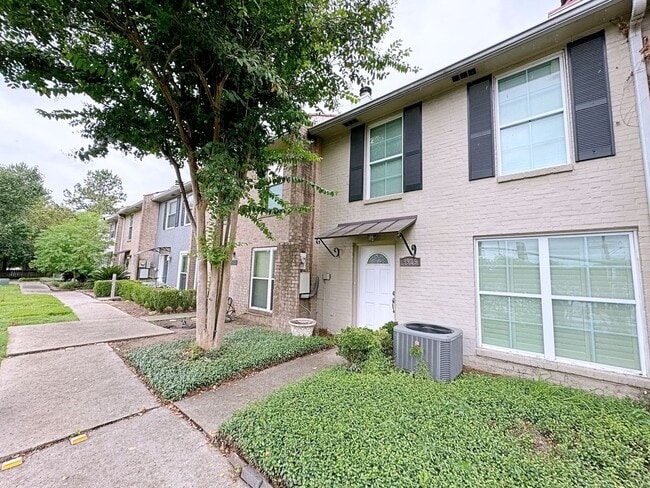 Building Photo - Custom Remodeled Townhome off Jefferson Hwy