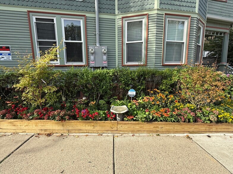 Building Photo - 96 Munroe St